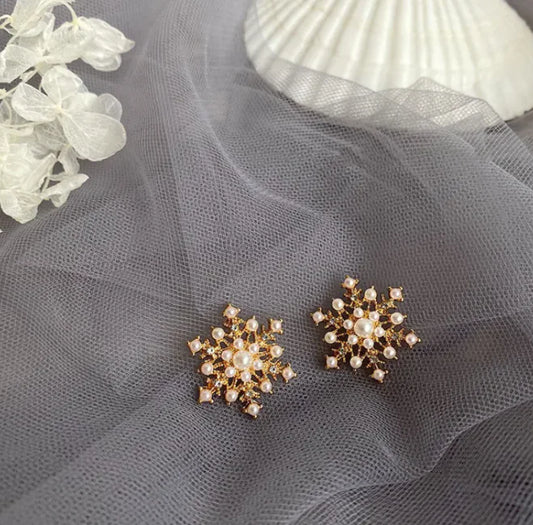 Chic French Vintage Pearl Earrings